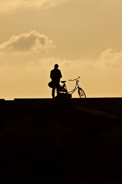 Person next to his or her bicycle on the pier — Stock Photo, Image