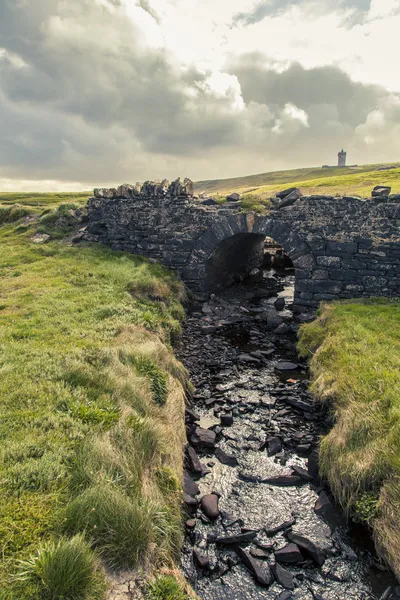 Oude bruggetje over een beetje ditch — Stockfoto