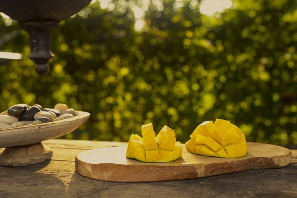 Mango fruta, al aire libre a la luz del sol — Foto de Stock