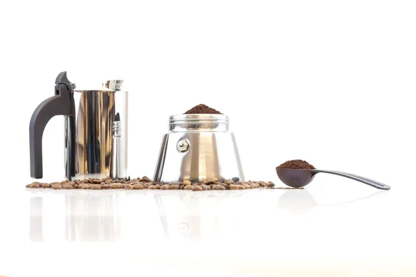 Кофеварка кофеварка кофеварка, бобы и кофе — стоковое фото