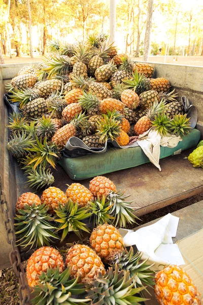 Carga cheia de abacaxi no mercado — Fotografia de Stock