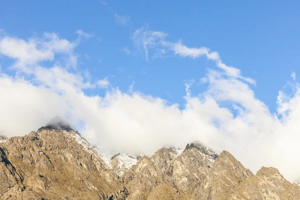 Picos de montanha cobertos de nuvens — Fotografia de Stock