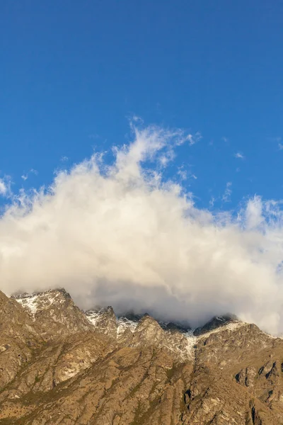 Felhők fedett hegycsúcsok — Stock Fotó
