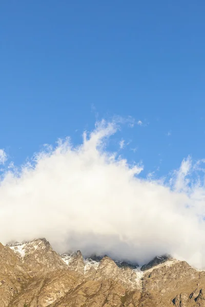 Picos de montanha cobertos de nuvens — Fotografia de Stock