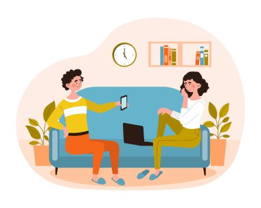 Çift evde vakit geçiriyor.