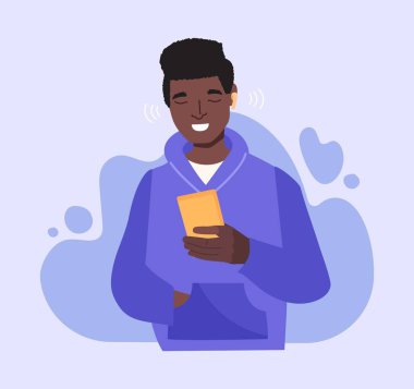 Akıllı telefonlu gülümseyen adam