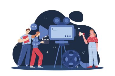 Film zamanı konsepti. Hoparlörlü kız aktörlere talimat verir, yönetmen çekimlere başlar. İlginç içerik oluşturuluyor. Film seti ve sonraki çekim, sahne, stüdyo. Çizgi film düz vektör çizimi
