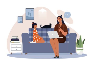 Uzaktan çalışma konsepti. Kadın dizüstü bilgisayarla kanepede oturuyor. Anne ve kızı, serbest çalışan ya da projede çalışan uzaktan çalışan biri. Dairenin iş yerinde. Çizgi film düz vektör çizimi