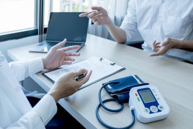 Doktor el yazısı raporu ve muayene sonuçlarını hasta adama, sağlık ve tıbbi kontrol kavramına açıkladı..
