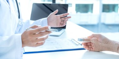 Kol kazası geçiren hastalar, doktorlar sağlık muayenesi sonuçlarını bildirdiler ve ilaç önerdiler.