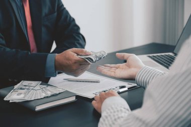 Finans yetkililerine veya Boss 'a rüşvet vermek için banknot tutan iş adamı maaşı ve rüşvet karşıtı..
