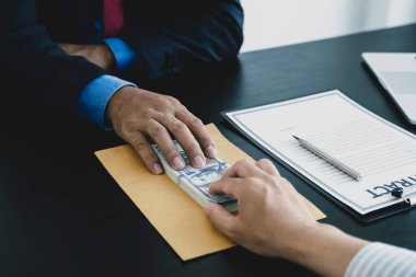 Hükümet yetkilileri iş adamlarından rüşvet, yolsuzluk ve rüşvet karşıtı konsept aldı.