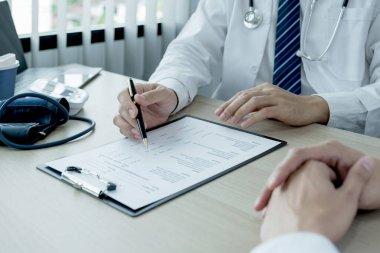 Doktor el yazısı raporu ve muayene sonuçlarını hasta adama, sağlık ve tıbbi kontrol kavramına açıkladı..