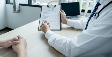 Doktor el yazısı raporu ve muayene sonuçlarını hasta adama, sağlık ve tıbbi kontrol kavramına açıkladı..