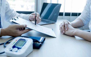 Doktor el yazısı raporu ve muayene sonuçlarını hasta adama, sağlık ve tıbbi kontrol kavramına açıkladı..