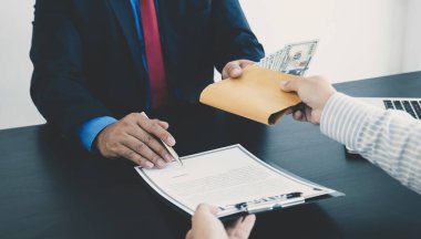 Hükümet yetkilileri anlaşmayı imzaladılar ve iş adamlarından rüşvet parası, yolsuzluk ve rüşvet karşıtı konsept aldılar.