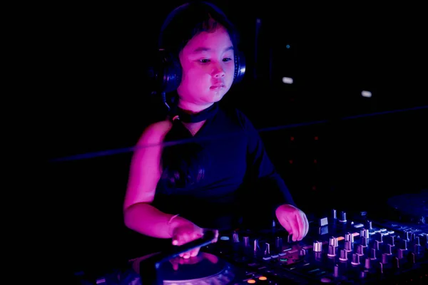 Asia Little Producer Artist Girl Black Headphones Playing Dance Music — ストック写真