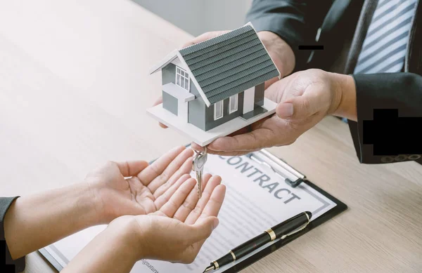 Hand Real Estate Agent Hold Home Model Key Explain Business — Fotografia de Stock