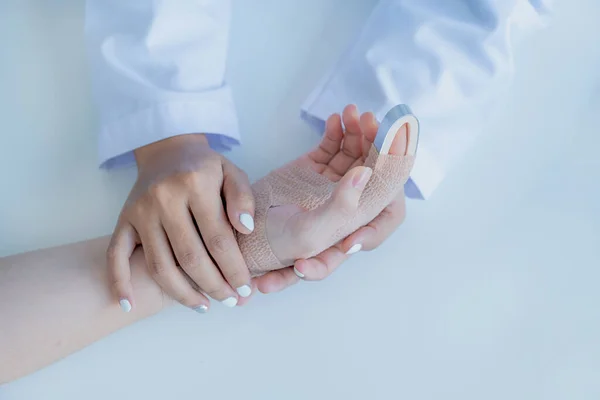 Arts Handen Houden Patiënt Arm Ongeval Aan Moedigen Uitgelegd Resultaten — Stockfoto