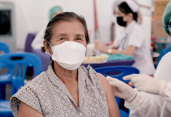 Старшая Женщина Отправилась Вакцинировать Коронавирус Covid19 Медицинским Персоналом Полевом Госпитале — стоковое фото