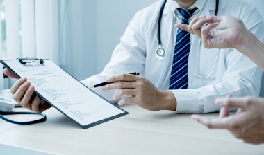 Doktor el yazısı raporu ve muayene sonuçlarını hasta adama, sağlık ve tıbbi kontrol kavramına açıkladı..