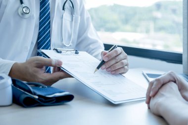 Doktor el yazısı raporu ve muayene sonuçlarını hasta adama, sağlık hizmetlerine ve sağlık kontrolüne açıkladı..