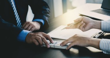 Hükümet yetkilileri iş adamlarından rüşvet, yolsuzluk ve rüşvet karşıtı konsept aldı.