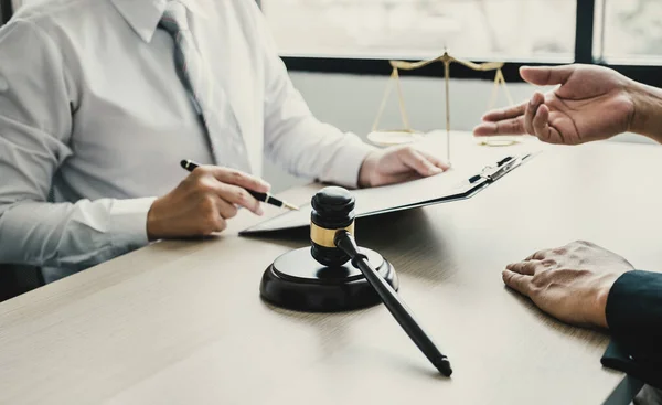 Gavel Hammer Standing Front Lawyer Providing Legal Consult Business Dispute — Foto Stock