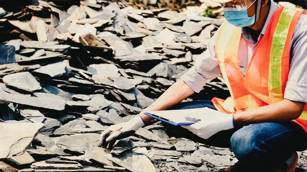 Müteahhit güvenlik endüstrisi projesinde çalışıyor. İnşaat alanındaki taşın büyüklüğünü ve kalitesini kontrol edin..