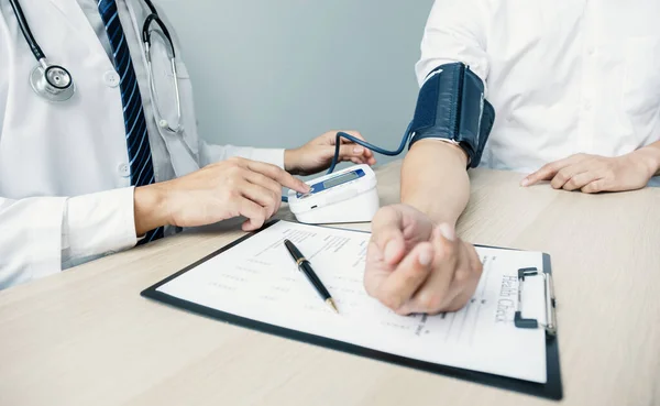 Man Doctor Hand Use Pulse Meter Measure Pressure Patient Medical — Stockfoto