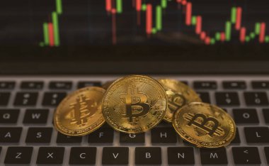 Bitcoin ve arkaplan grafiği. Yatırım tasarruflarında veya kripto döviz yeniliğinde risk ve zenginlik meydana gelebilir.