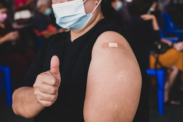 Рука Толстухи Показывает Большой Палец Вверх Пошел Вакцинировать Coronavirus Covid19 — стоковое фото