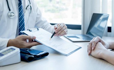 Doktor el yazısı raporu ve muayene sonuçlarını hasta adama, sağlık hizmetlerine ve sağlık kontrolüne açıkladı..