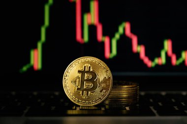 Bitcoin ve arkaplan grafiği. Yatırım tasarruflarında veya kripto döviz yeniliğinde risk ve zenginlik meydana gelebilir.