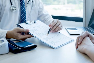 Doktor el yazısı raporu ve muayene sonuçlarını hasta adama, sağlık hizmetlerine ve sağlık kontrolüne açıkladı..