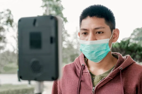 Азиатский Турист Проверил Температуру Тела Помощью Теплового Датчика Сканера Температуры — стоковое фото