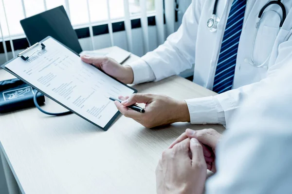 Arts Hand Schrijven Rapport Uitgelegd Onderzoeksresultaten Aan Patiënt Man Gezondheidszorg — Stockfoto