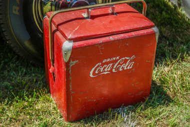 Rogersville, Tennessee USA - Haziran 2015 Metal antika Coca-Cola marka bir seyahat soğutucusu.