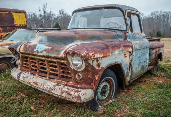 Camión Viejo Descartado 1950 Estacionado Campo Granja Junto Con Otros — Foto de Stock