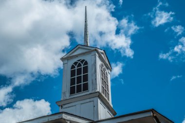 Çatının tepesinde onarılması gereken bir çan kulesi. Eski bir kilisenin boyası kırılmış ve çürümüş odunları var.