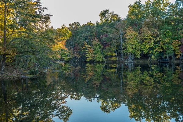 Picturesque Setting Bright Colorful Trees Mirroring Stillness Lake Sun Going — Stock Photo, Image