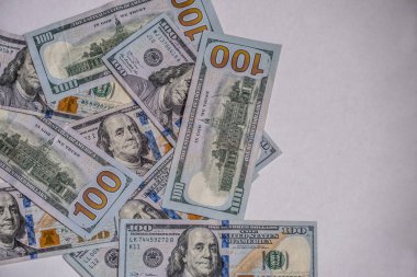 Fotokopi alanı veya arkaplan için ön ve arka tarafları gösteren birkaç yüz dolarlık banknotun yakın görüntüsü