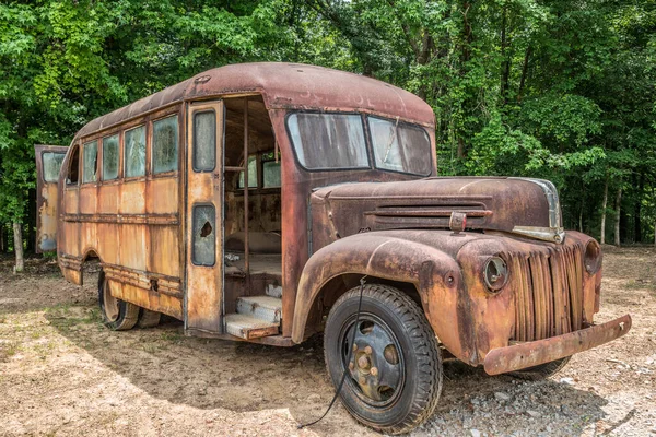 Alte Schulbusse Verlassen Eine Leere Hülle Verfallen Lassen Die Mit — Stockfoto
