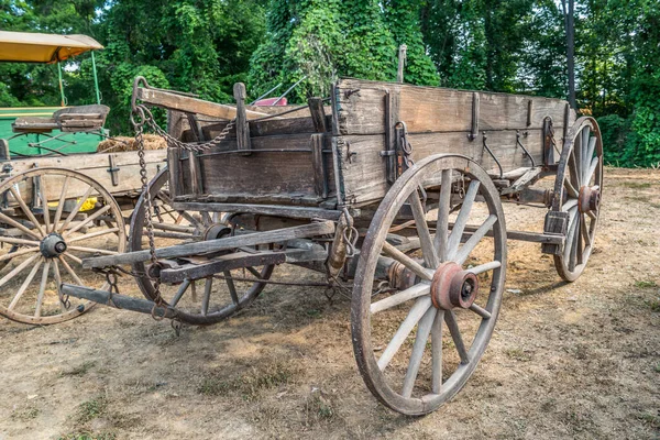 Ένα Παλιό Ρουστίκ Άλογο Που Ξύλινο Πρωτοπόρο Βαγόνι Πλήρη Και — Φωτογραφία Αρχείου
