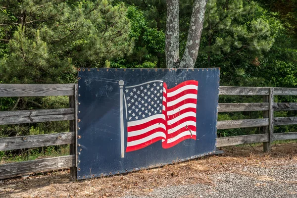 愛国心と支援を示す道路に沿って屋外のフェンスにボルト金属の大きな部分に描かれたアメリカの旗 — ストック写真