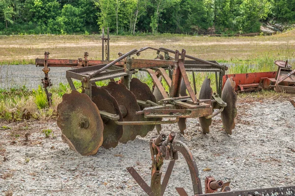 Zrezivělý Starý Tah Traktor Kormidelní Zařízení Farmy Sedí Nečinně Poli — Stock fotografie