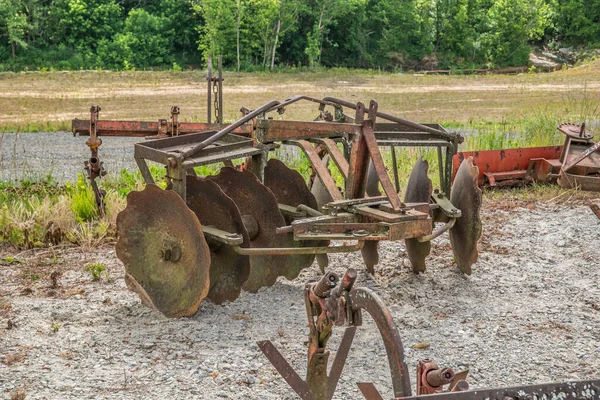 Une Vieille Traction Rouillée Derrière Tracteur Tiller Matériel Agricole Assis — Photo