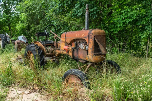 Rusty Vintage Quebrado Trator Agrícola Deixou Nas Gramíneas Altas Cobertas — Fotografia de Stock