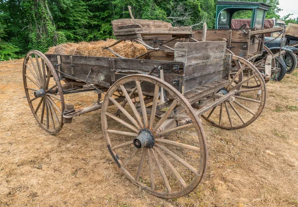 Vieux Millésime Authentique Chariot Bois Intact Roues Restaurées Avec Foin — Photo