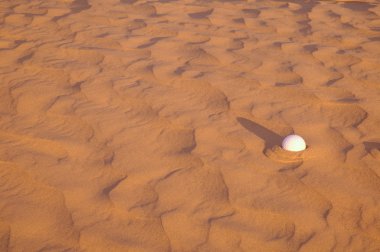 bir kum tuzağına Golf topu kaybetti
